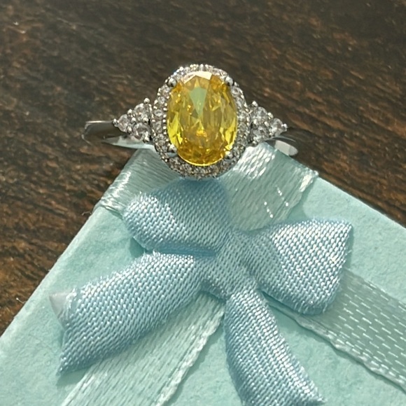 Elegant Oval Yellow Zircon Ring Size 8 - Picture 4 of 4